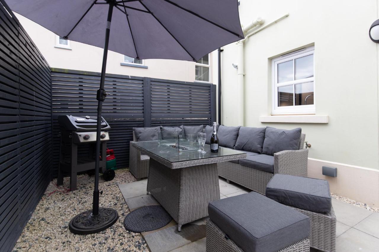 Cottage Mews - Seaside Cottage Parking Terrace เท็นบี ภายนอก รูปภาพ